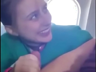 Mi hermanita me dampen chupa en el avion