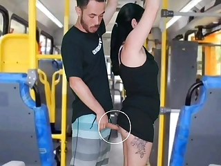 ABSURDO EM PUBLICO NO ÔNIBUS homem da esfrega o pau na morena ate gozar na sua bunda e vestido