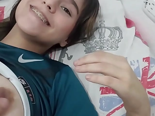 Encuentro a mi hermanastra send off mi ropa puesta y se la quito hasta terminar follandomela - Historia completa
